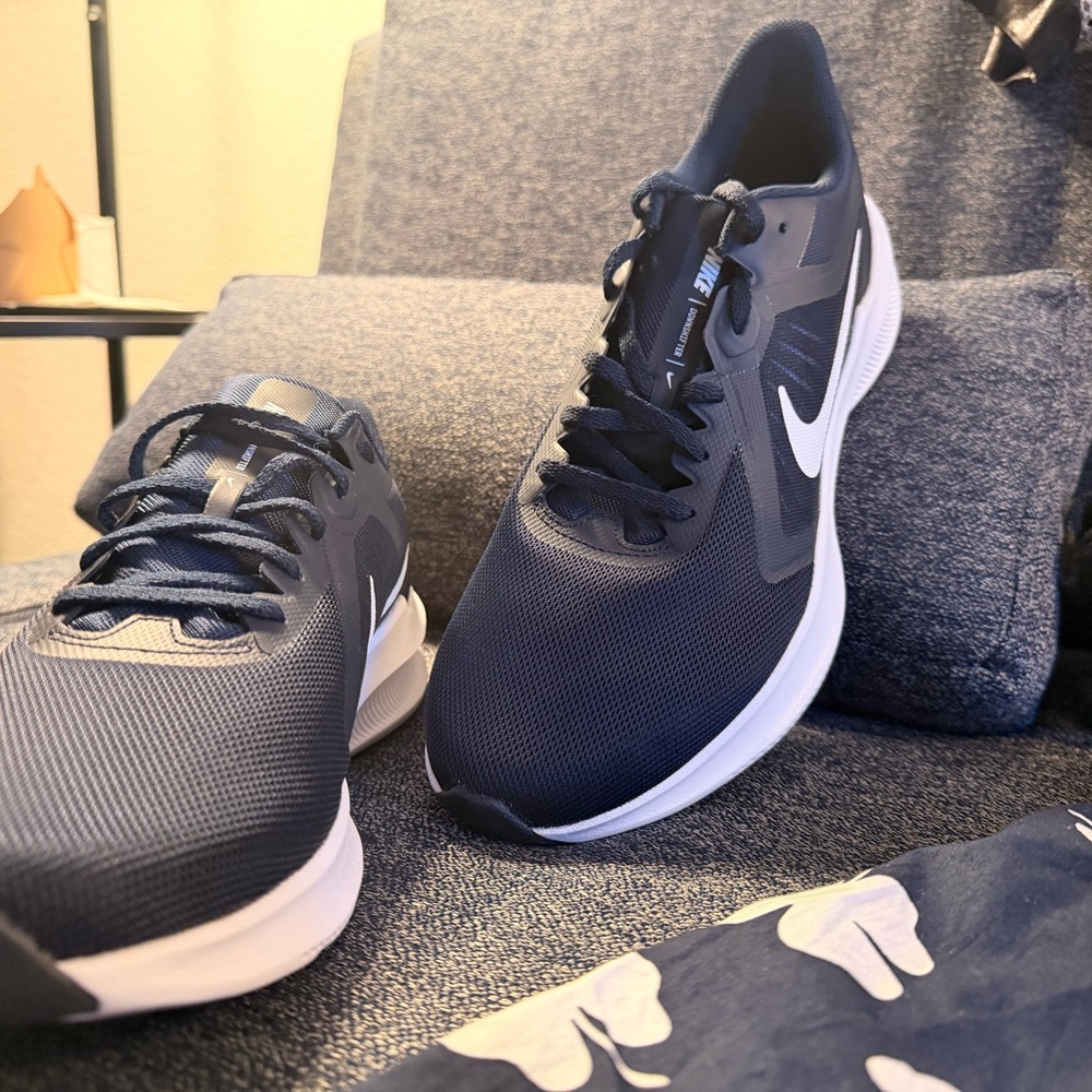 Awesome Nike Navy Blue & White Performance Running Sneakers 🤩 - Picture 4 of 10